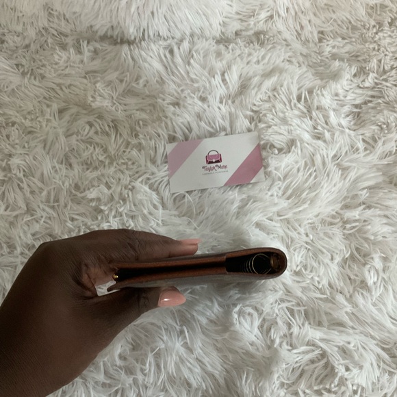 Authentic Louis Vuitton Agenda with Authentic Pen - Picture 3 of 10